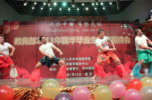 教育部2013年留華畢業生新春招待會在漢舉行(1.18)6