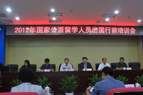 2012年青島地區國家公派留學人員出國行前培訓會在中國海洋大學舉行1
