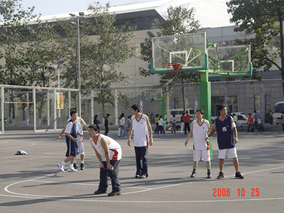 中心籃球隊在“人教杯”2006年教育部直屬機關職工籃球比賽中獲優異成績(10.25)1