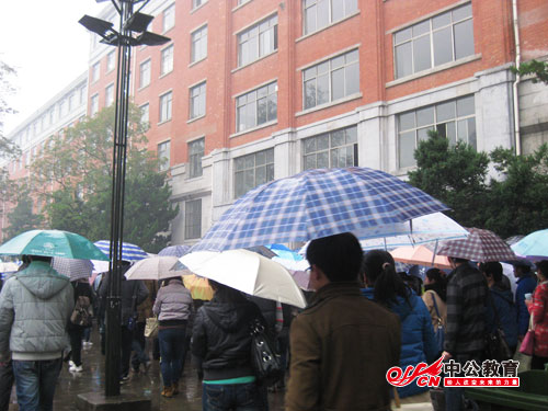 2013國考今天開考  考生遭遇“最艱苦”國考日2