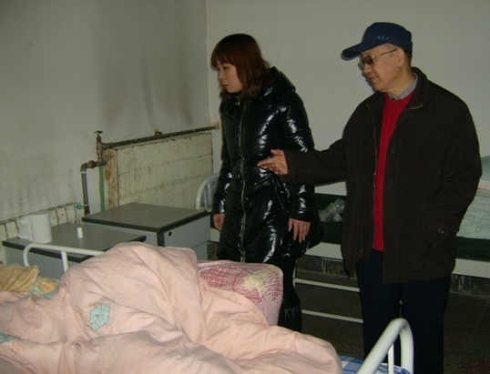 北譯黨群領導及教師代表看望福利院孤寡老人1