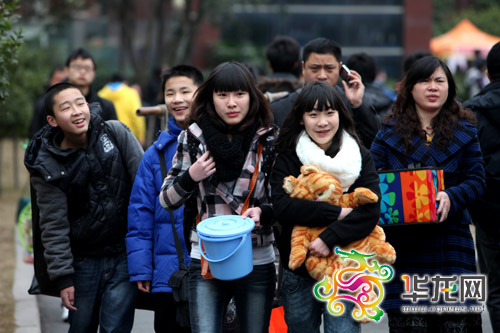 重慶500多萬中小學生今天開學報到(組圖)3