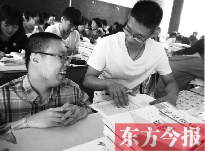 中國好同桌：三門峽少年背殘疾同學上學7年1