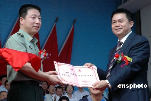 楊利偉獲聘海南文昌中學榮譽校長1