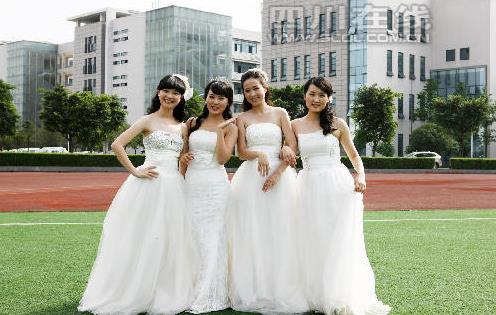四川農業大學4位美女研究生 穿婚紗拍畢業照3