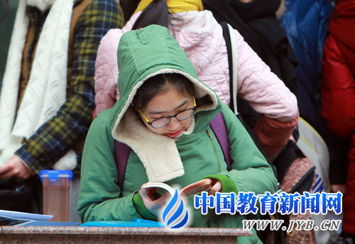 考研人數五年來首次下降 專碩報考人數增加-中國教育1