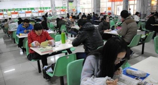考研黨“霸占”高校食堂備戰1
