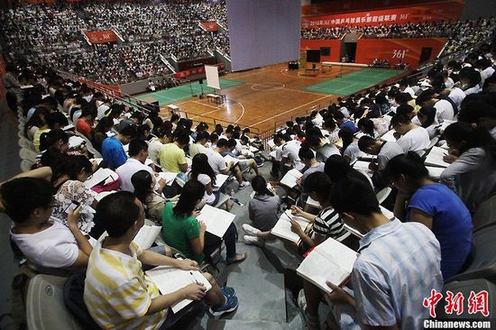 濟南考研大軍集中“上大課”累了就趴地睡2