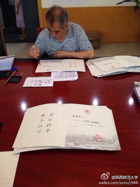 陜師大“用毛筆寫通知書”再度走紅-中國教育5