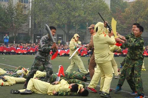 體育節現“日軍”方陣 校方稱系“道具”誤會-中國教育1