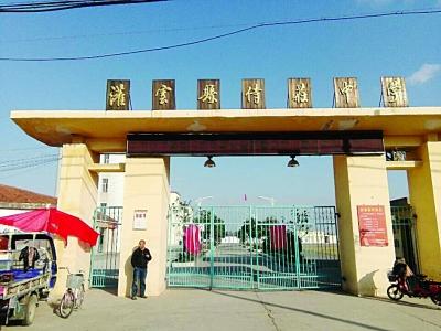 學生出校門買早點被門衛打破頭 警方已介入調查-中國教育1