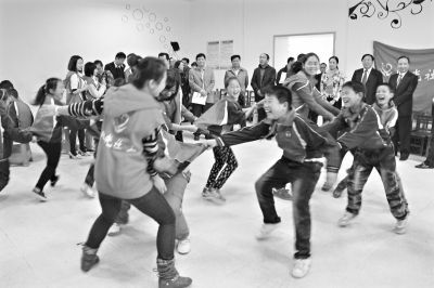 研究生為留守兒童空巢老人當義工1