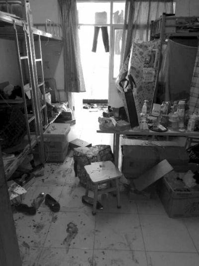 男子因感情糾紛潛入云南大學女生宿舍砍傷兩人-中國教育2