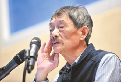 “光腳院士”光腳穿布鞋開講笑點不斷無人瞌睡-中國教育1