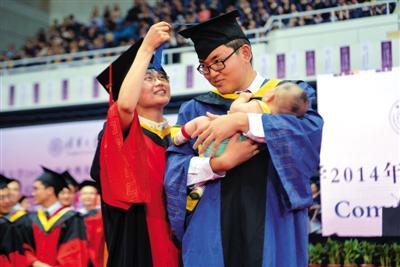 清華研究生夫妻抱女兒畢業 獲校長“特別”介紹1