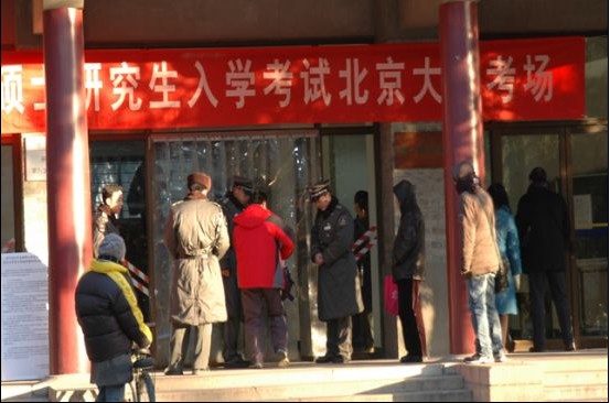 2011年考研現場百態：北京名校考點考生多(附圖)1