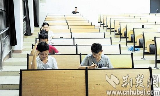 武漢高校頻現“刷夜族”為考研論文而戰1