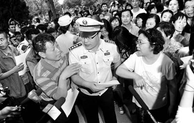 城管高考前夕勸停廣場舞 大媽不買賬繼續跳-中國教育1