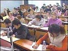 2012英國BBC:英政府漲學費 學生告政府1