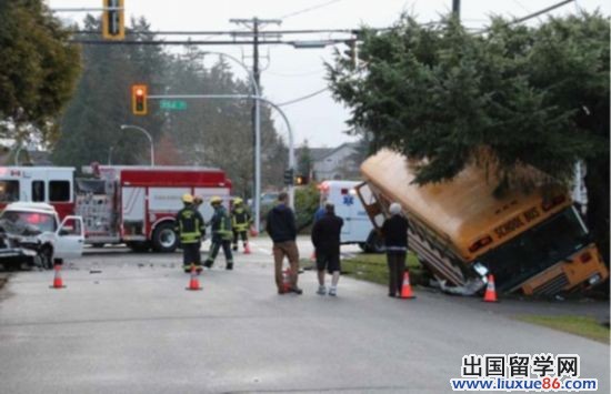 加拿大校車闖紅燈撞上卡車8名兒童受傷(圖)1