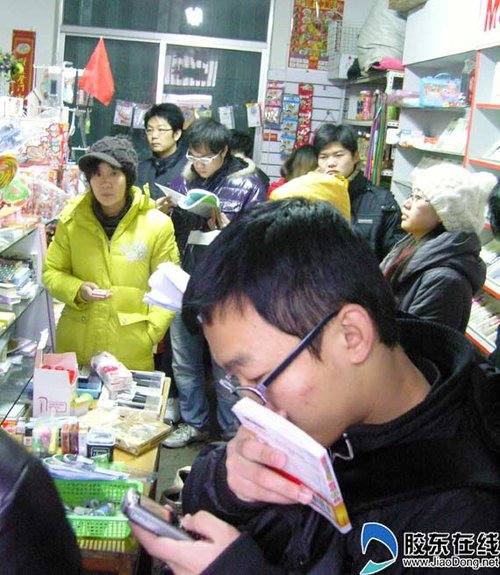 煙臺萬余考研生會戰 大雪擋不住考研路(組圖)1