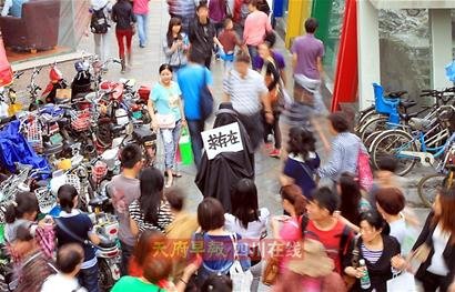 川大女研究生沿街搞行為藝術 變“存在姐”(圖)1