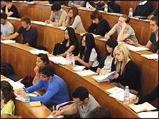 英媒:卡梅倫否認大學“出售名額”1