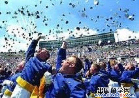 市場化與法律保障 美畢業生如何度過最難就業季2