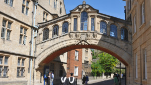 英媒2013:牛津大學副校長挑戰9千英鎊學費上限[1]1