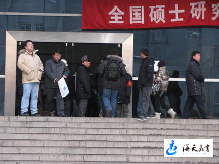 2010年研究生入學考試各省考點入場現場(組圖)7