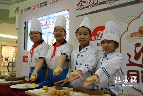 喜迎中秋 天津小學生做月餅感受傳統文化2