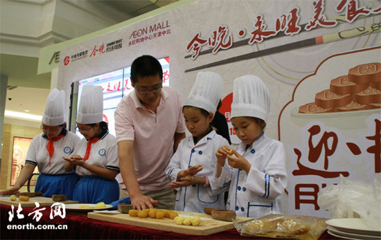 喜迎中秋 天津小學生做月餅感受傳統文化1
