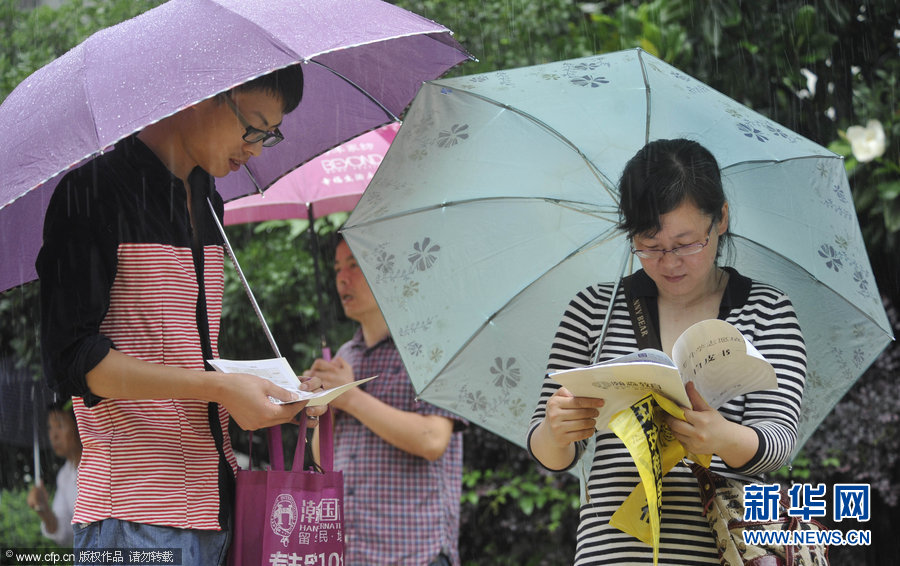 高考第一天多地暴雨 父母雨中陪考(組圖)18