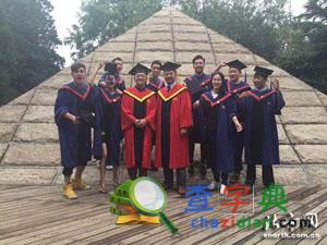 關悅穿碩士服曬畢業照 獲贊“美女學霸”3