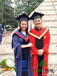 關悅穿碩士服曬畢業照 獲贊“美女學霸”1