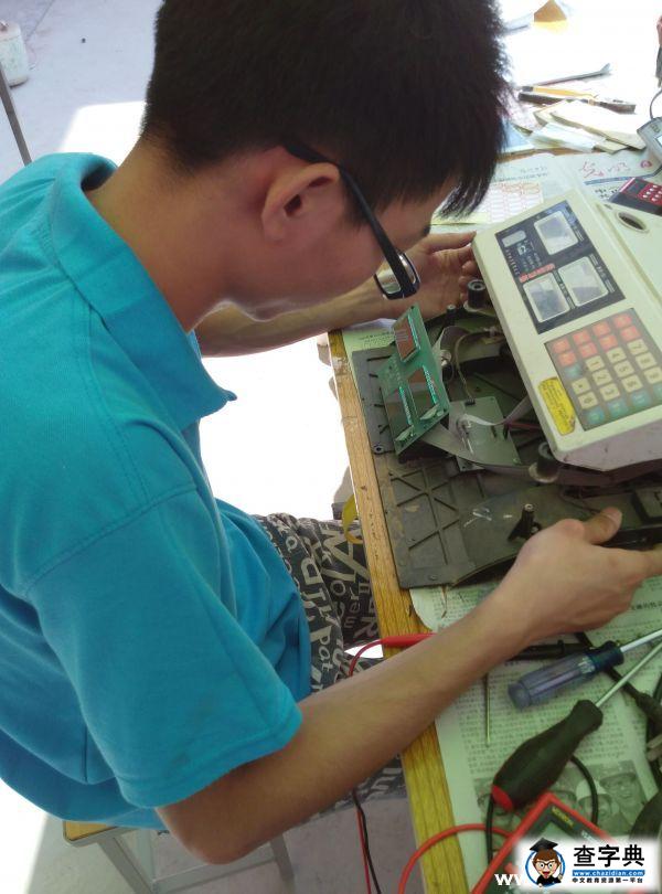 學以致用進社區 大學生來做“維修工”1