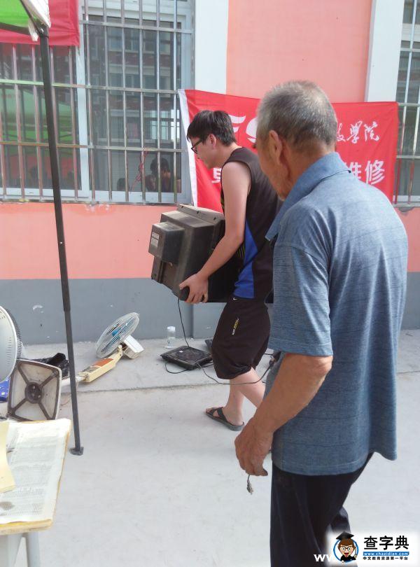 學以致用進社區 大學生來做“維修工”4