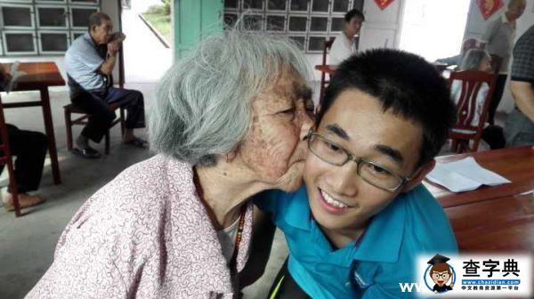 福醫學子老人院義診 熱情阿婆贈吻顯真情2