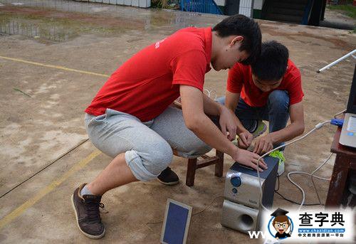 邵陽學院“三下鄉”團隊在劃船村放起露天電影1