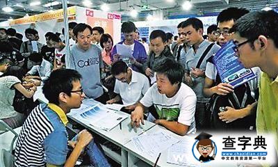 90后在父母陪同下應聘一言不發玩手機1