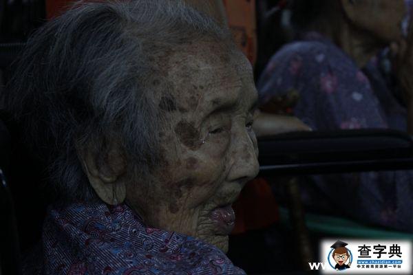 廣東醫學院國旗護衛隊心系老人送真情1