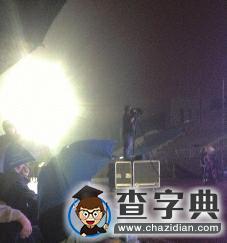 中學開運動會遇大雨 上千學生淋雨校領導打傘1
