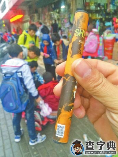 電子煙潛入鄭州小學校園 孩子們“吞云吐霧”1