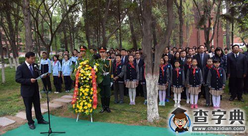 緬懷英烈傳承遺志 蘭大向革命烈士紀念碑獻花2