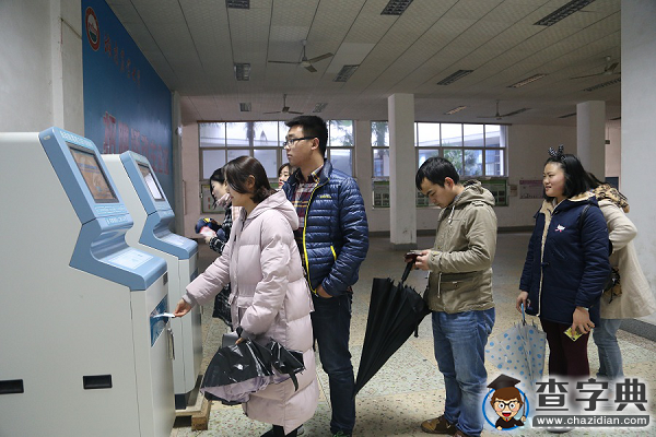 湖南農大校園內自助取票：安全回家 幸福過年1