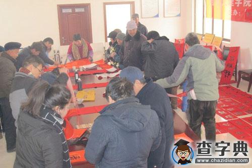 西安文理學院組織書法家為藍田縣孫北村村民送春聯2