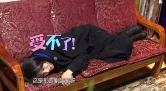 鄭爽躺著錄節目被批耍大牌，背后原因令人心疼…1