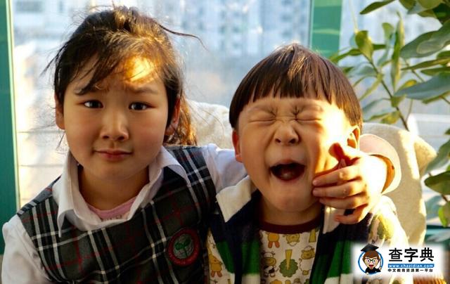 梁靜曬一雙兒女搞怪照 愛子閉眼張嘴表情夸張1