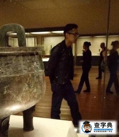 胡歌陪爸爸逛博物館 背手走路似老干部(圖)3