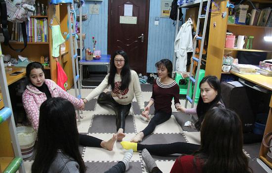 高校女生寢室內集體一字馬 比比誰更厲害(圖)1